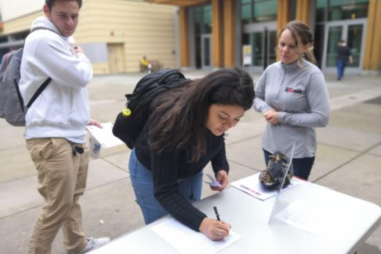 Student signing up for the North Bay Challenger League