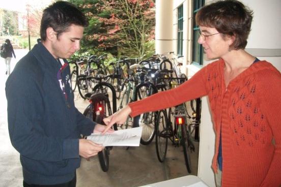 Viyda Quiqley (right) of the Sonoma Ecology Center discusses internship opportunities with SSU student Taylor Bonilla (left).