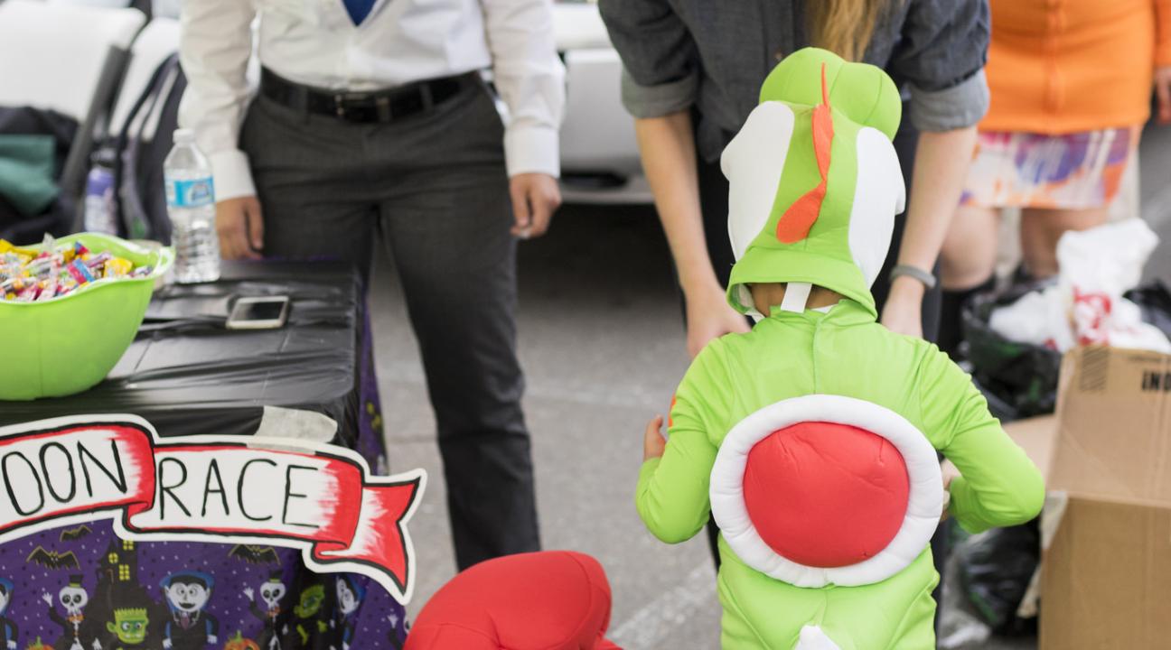 Helping kids with a Trunk-Or-Treat carnival game