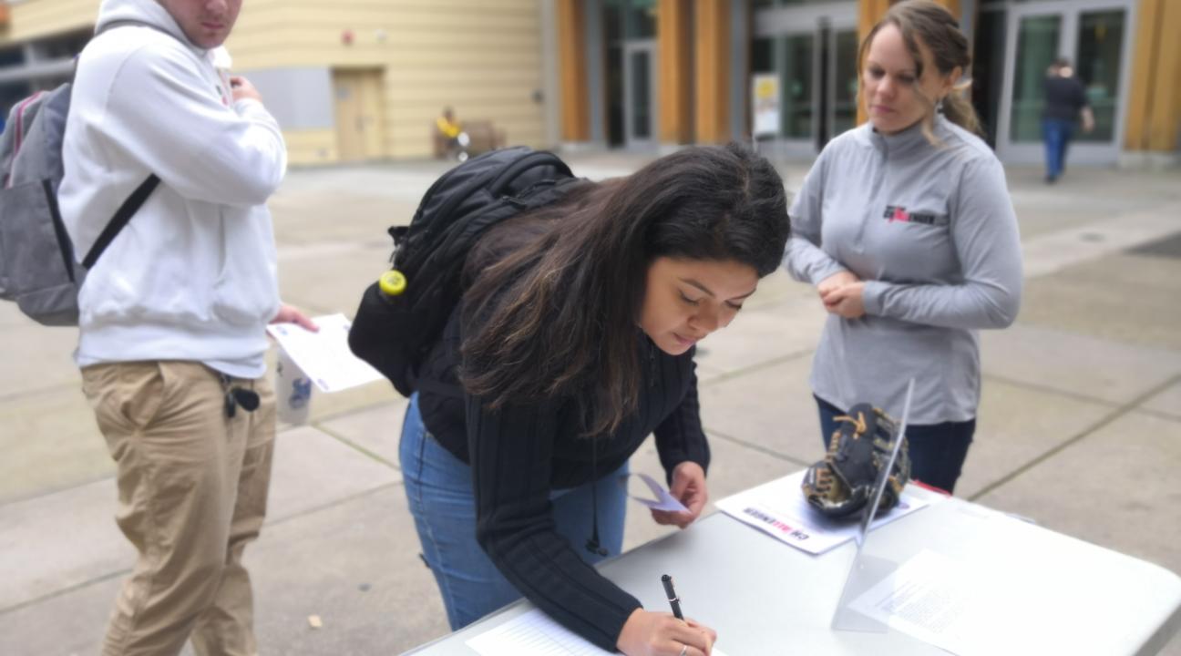 Student signing up for the North Bay Challenger League