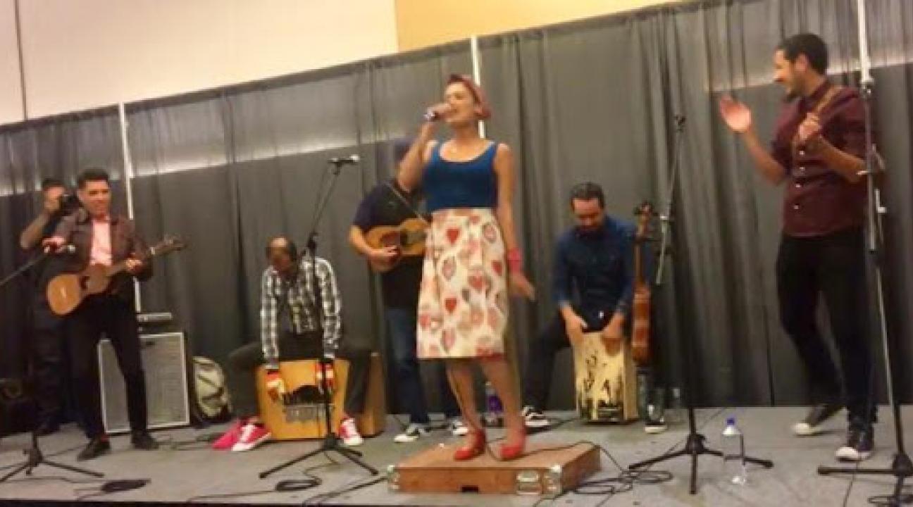 Las Cafeteras performing at Los Cíen