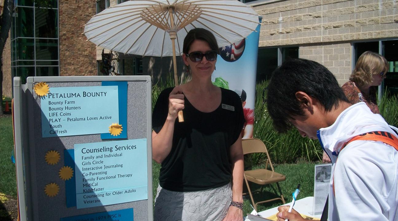 Student Hiromu Sogi signing up at the Petaluma Bounty table with Caryn Mali.