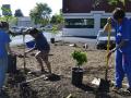 Student volunteers tending to the Petaluma Health Center’s community garden.