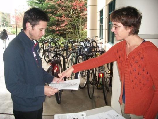 Viyda Quiqley (right) of the Sonoma Ecology Center discusses internship opportunities with SSU student Taylor Bonilla (left).