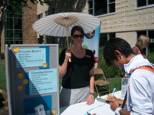 Student Hiromu Sogi signing up at the Petaluma Bounty table with Caryn Mali.