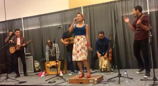 Las Cafeteras performing at Los Cíen